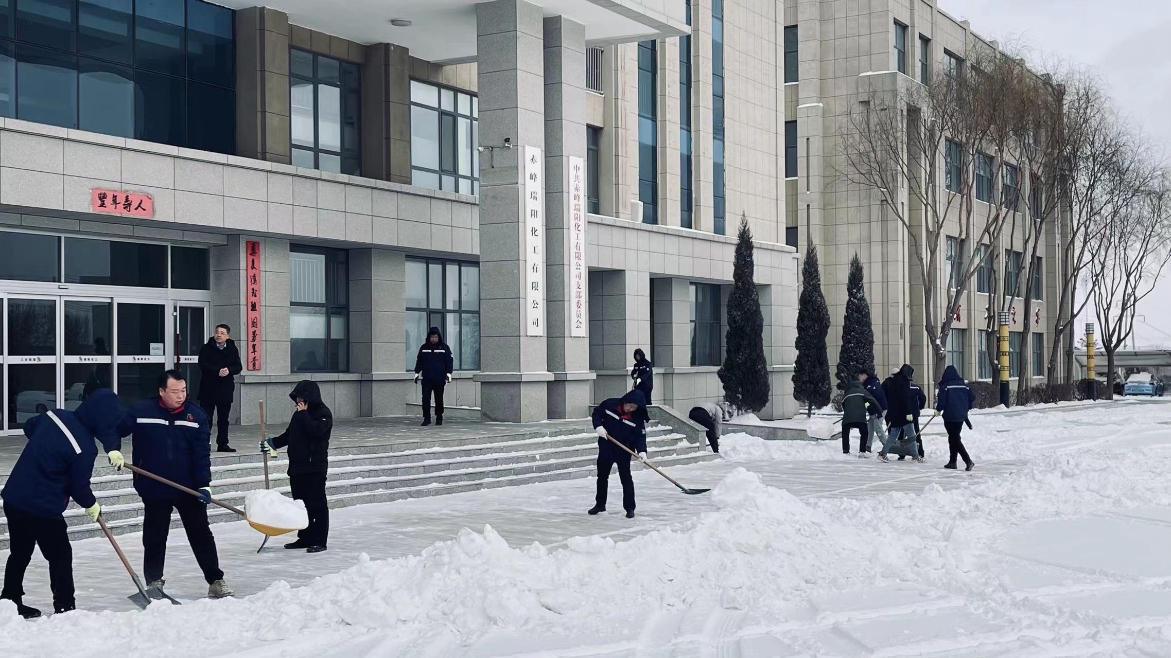不畏嚴(yán)寒，除雪保安全出行