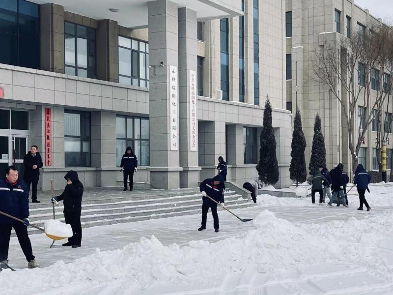 不畏嚴(yán)寒，除雪保安全出行